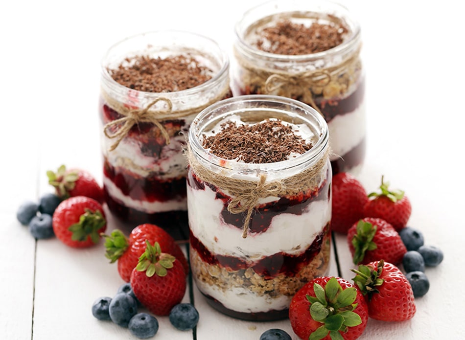 TRIPLO DE MORANGO, CREME E GRANOLA